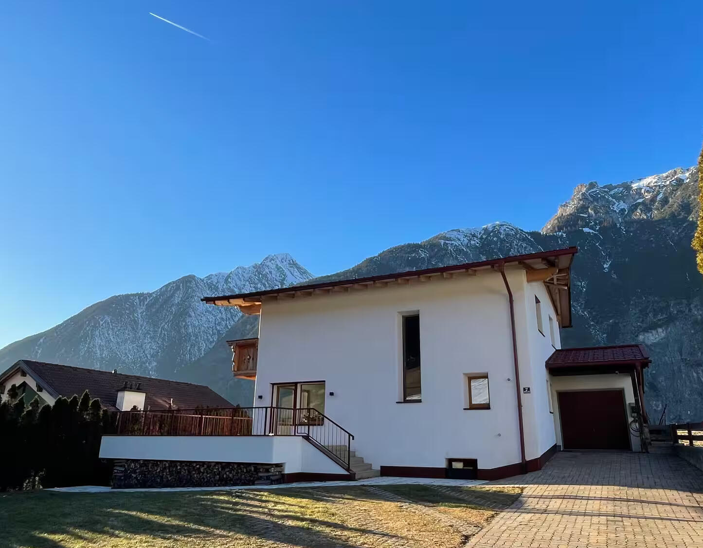 Ferienwohnung Freundensheim in Zams mit Blick auf die Tiroler Berge
